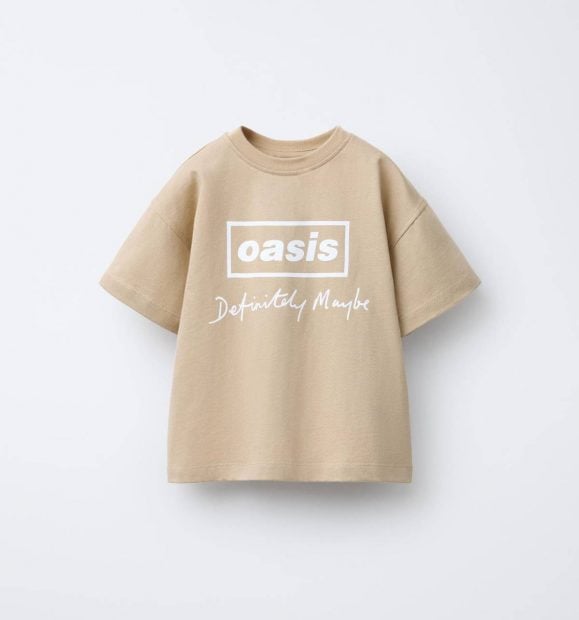 Camiseta Oasis de Zara en color marr&oacute;n claro.