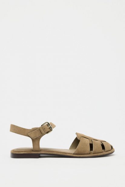 Zapato tipo sandalia plana cangrejera en serraje.