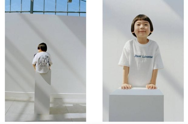Camiseta blanca con detalle de texto bordado John Lennon de Zara.