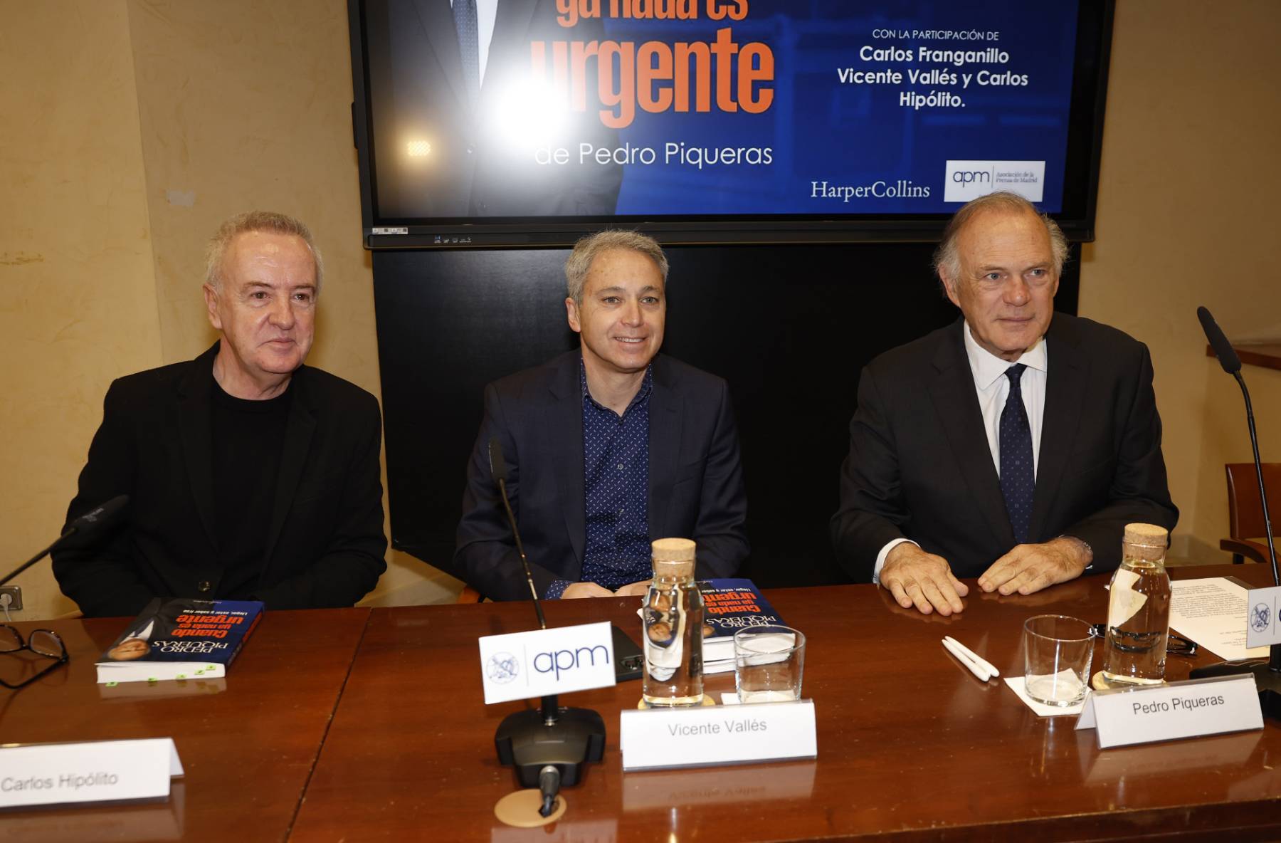 Pedro Piqueras, Vicente Vall&eacute;s y Carlos Hip&oacute;lito en la presentaci&oacute;n del libro de Piqueras. (Foto: Gtres)