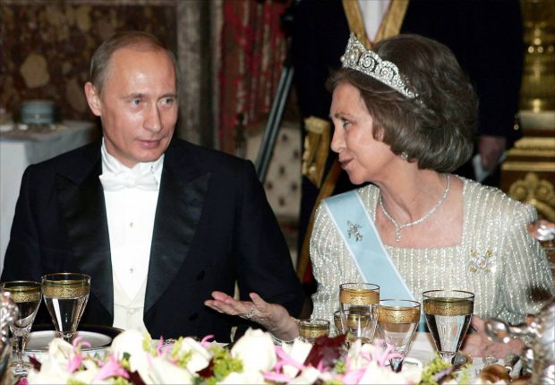 Cena de gala por la visita del presidente de Rusia a España, con Vladimir Putin y la reina Sofía de Grecia. (Foto: Gtres)