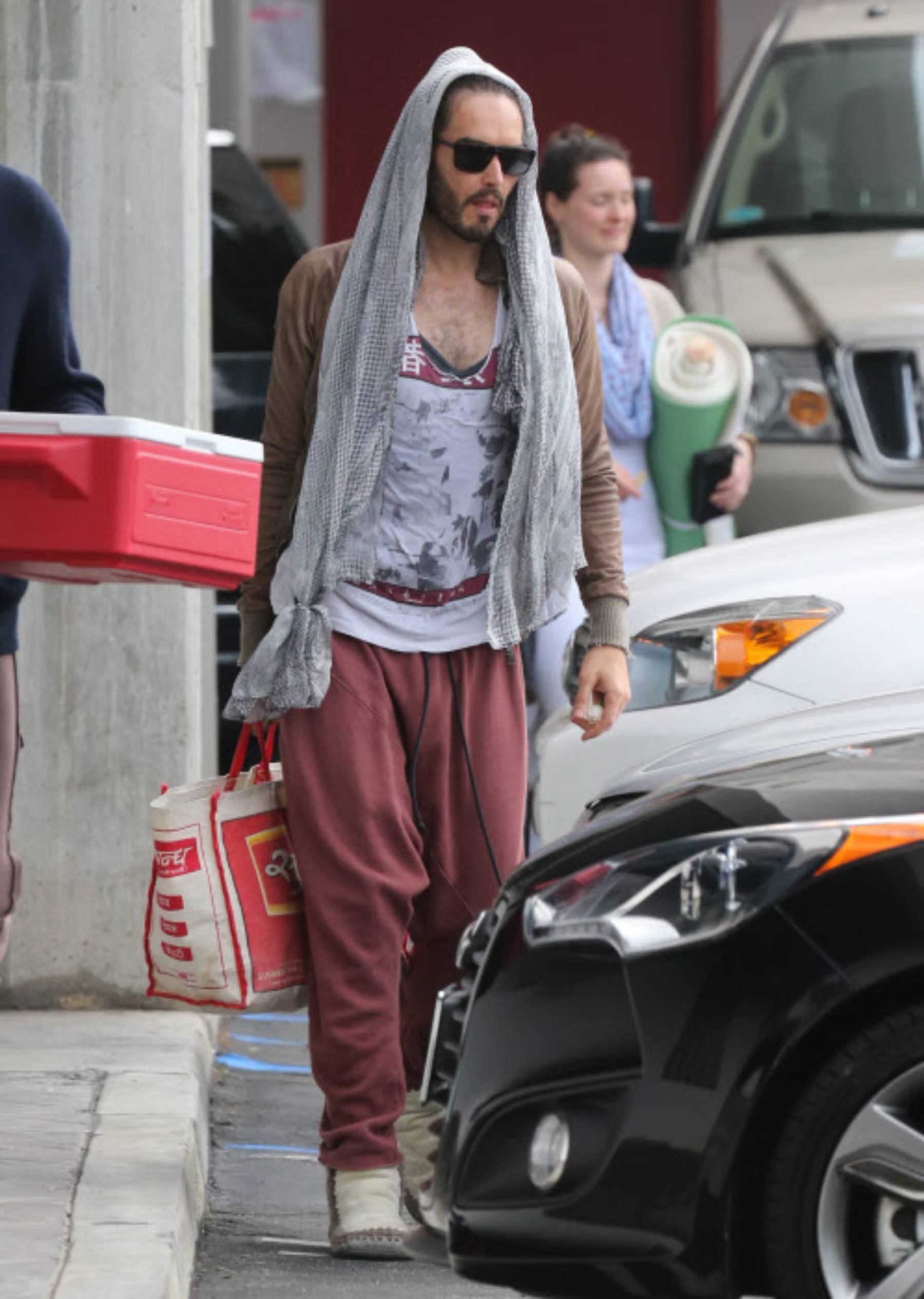 El actor y c&oacute;mico Russell Brand por las calles de California. (Foto: Gtres)