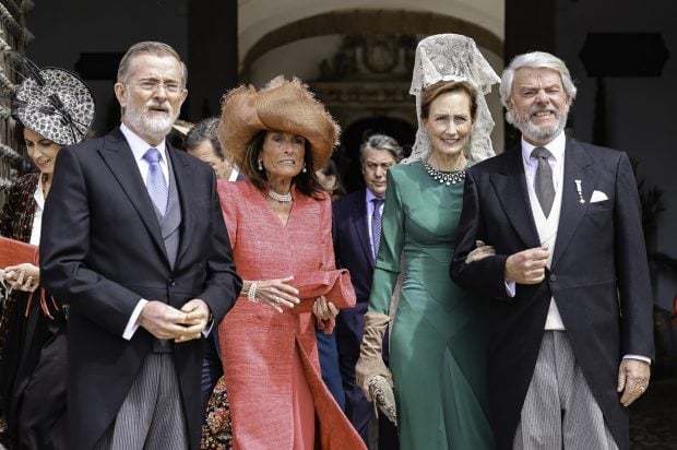 Los padres de los novios a la salida de la iglesia Hospital Tavera. (Foto: Gtres)