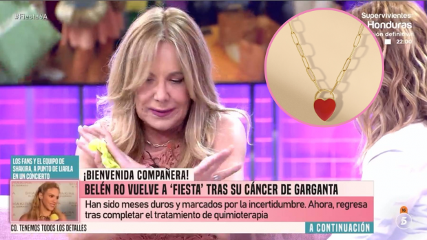 Belen Ro y el colgante de la colección de Anabel Pantoja. (Foto: Gtres)