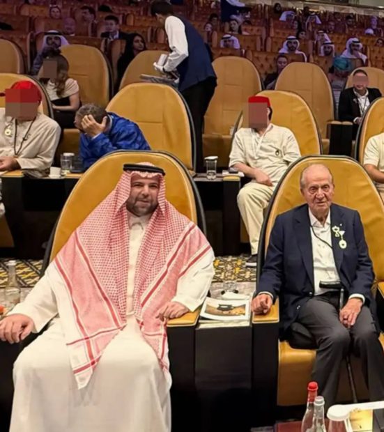 El rey em&eacute;rito con el pr&iacute;ncipe Abdullah bin Saad. (Foto: Redes sociales)