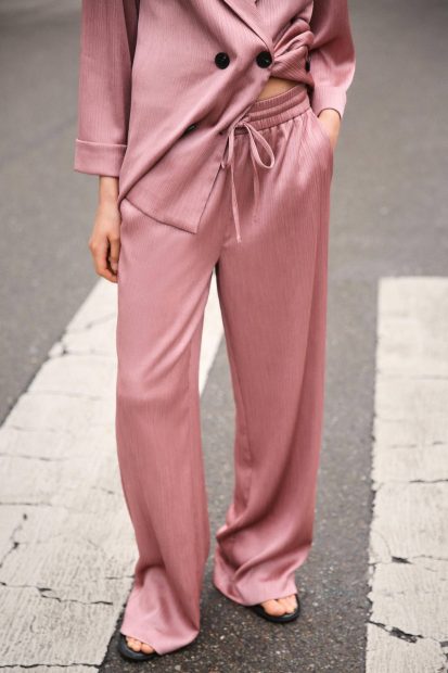 Pantalón de tiro alto de Zara.
