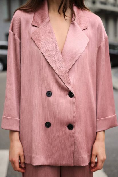 Blazer de cuello solapa y manga por debajo del codo de Zara.