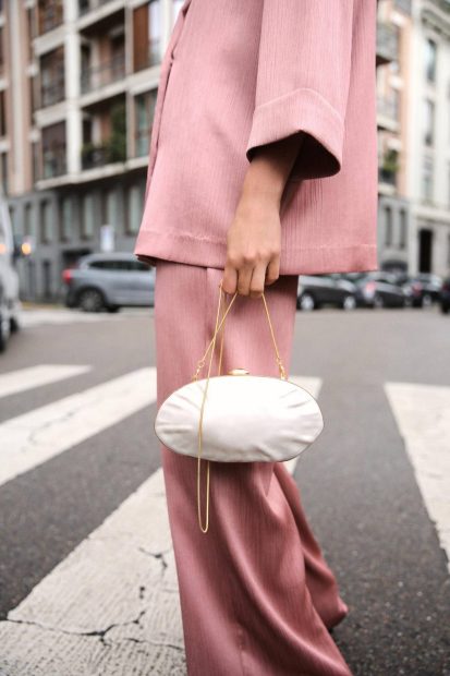 Bolso rígido formato alargado en efecto perlado de Zara.