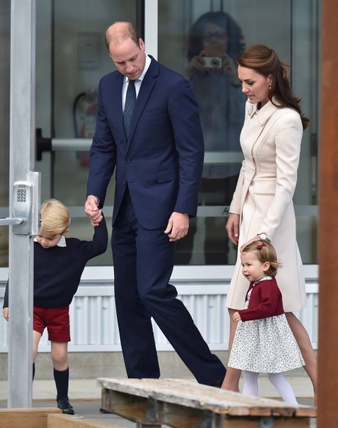 El Príncipe Guillermo y Kate Middleton con sus hijos en Victoria durante la gira real por Canadá. (Foto: Gtres)
