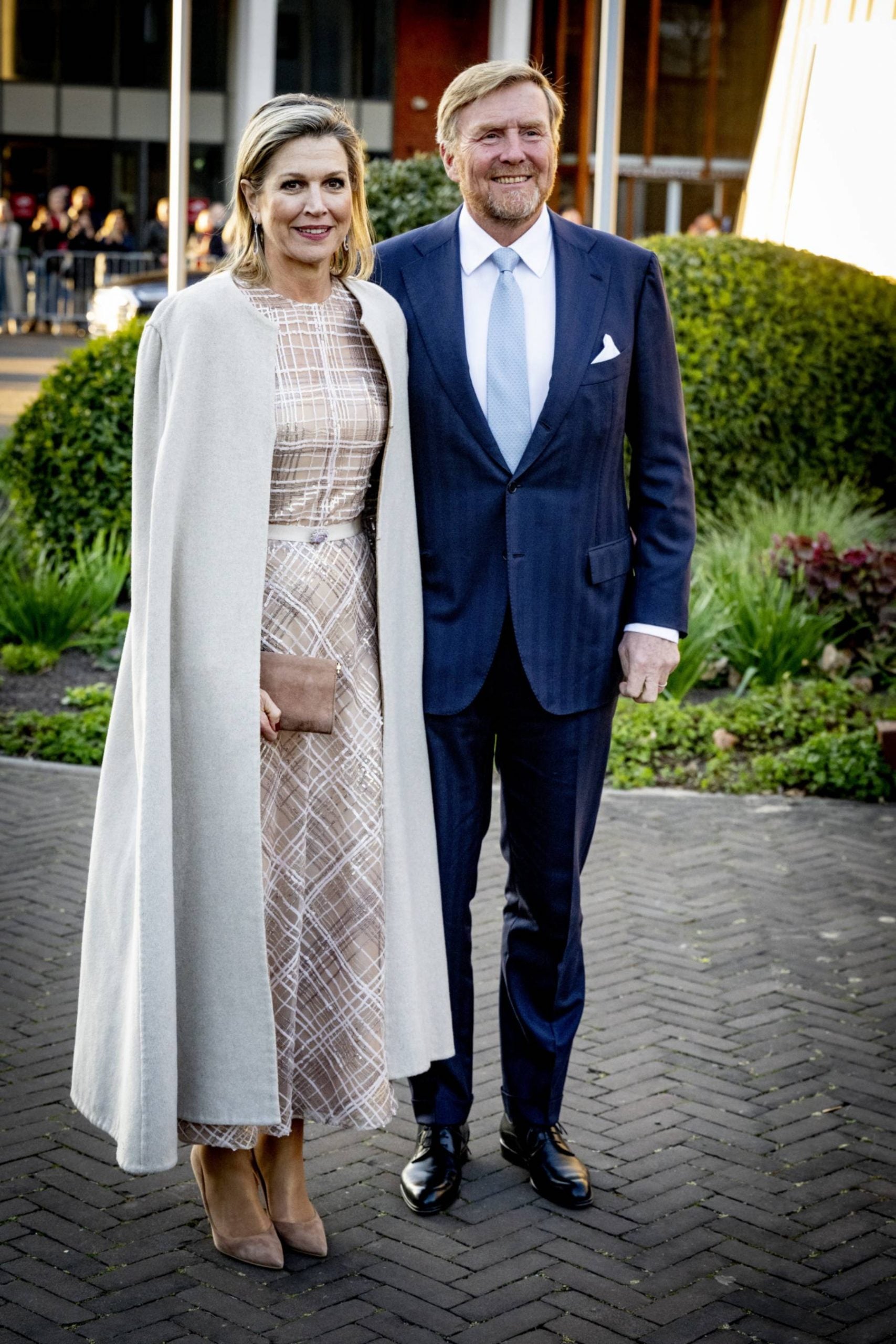 Los reyes Guillermo Alejandro y M&aacute;xima de Holanda a su llegada a un concierto. (Foto: Gtres)