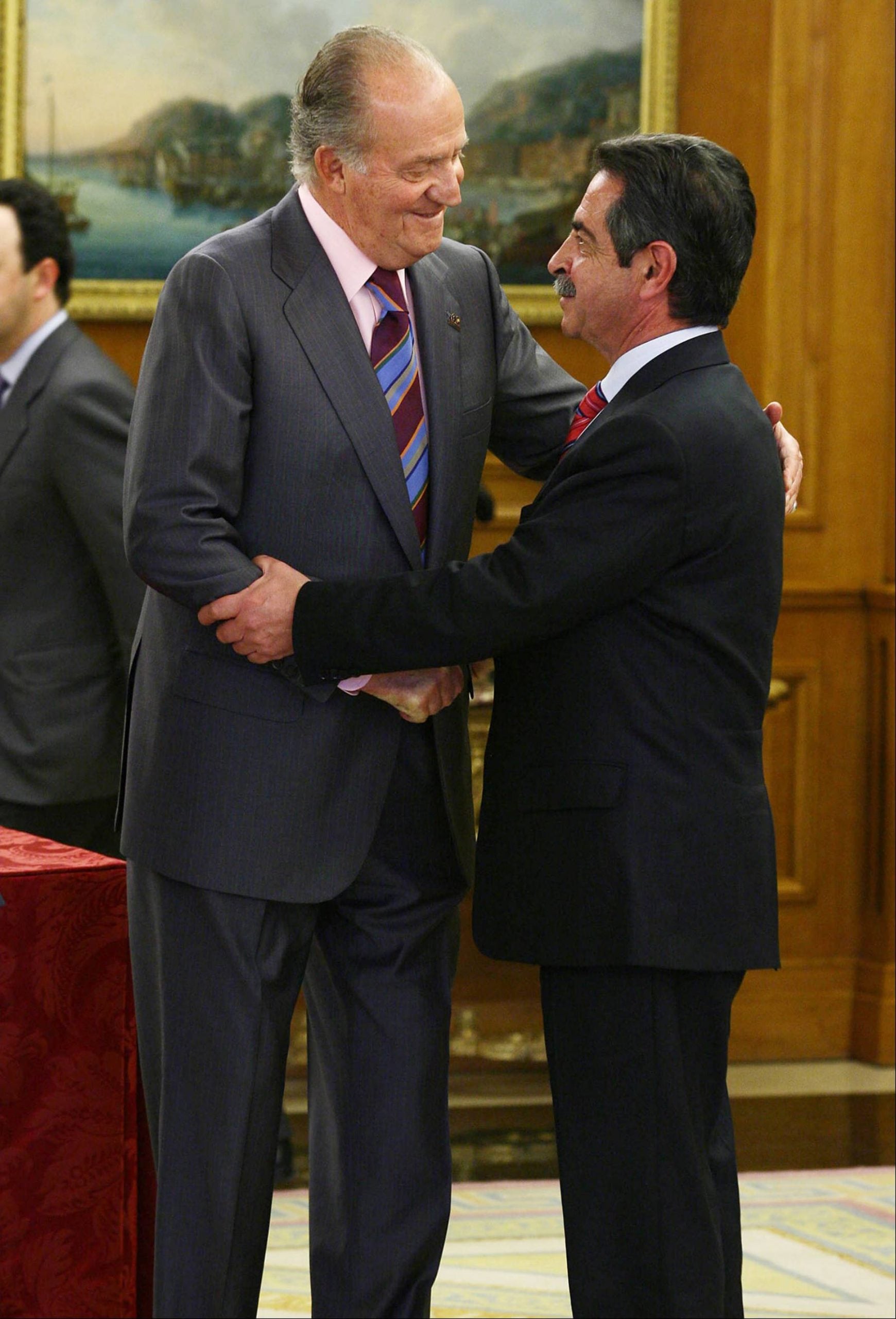 El Rey Juan Carlos I y Miguel &Aacute;ngel Revilla en un acto oficial. (Foto: Gtres)