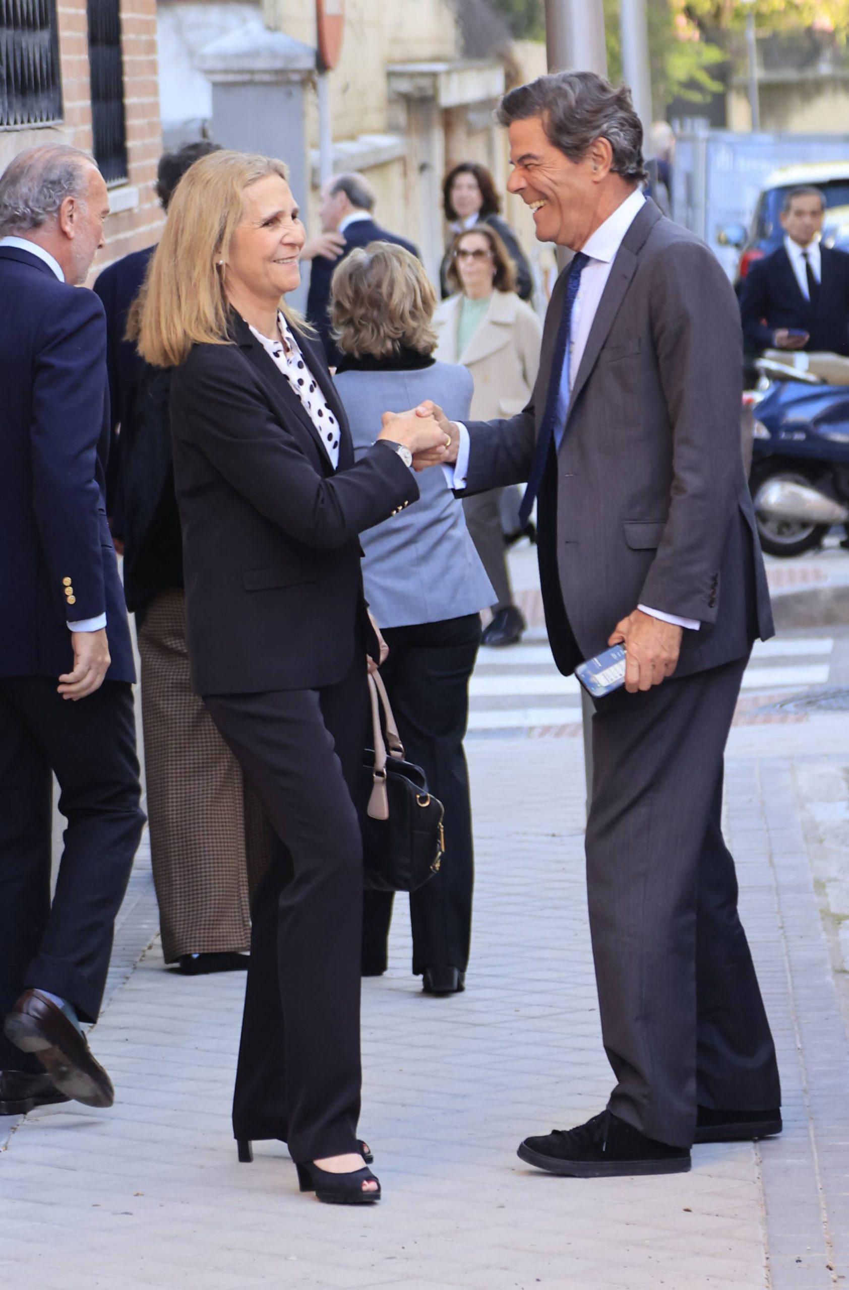 La infanta Elena en el funeral de Paloma de Urquijo y Eulate. (Foto: Gtres)