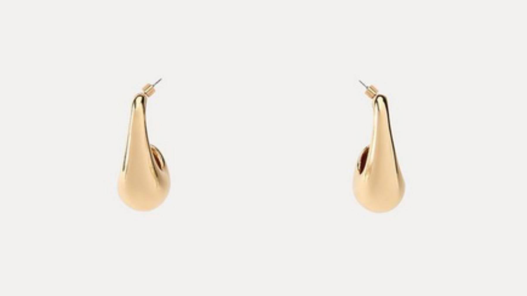 Pendientes dorados de Zara. (Foto: Zara)