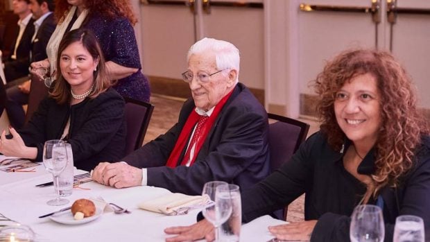 El Padre &Aacute;ngel, Rosana y Ch&aacute;beli Iglesias. (Foto: Instagram)