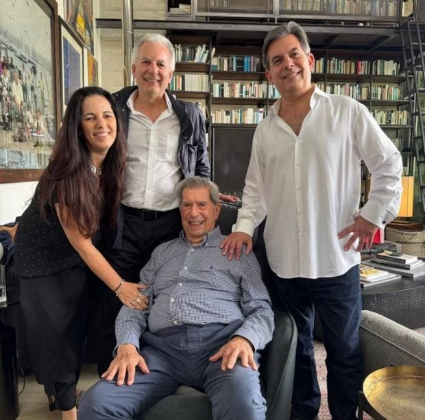 Mario Vargas Llosa junto a su familia. (Foto: @AlvaroVargasLl)