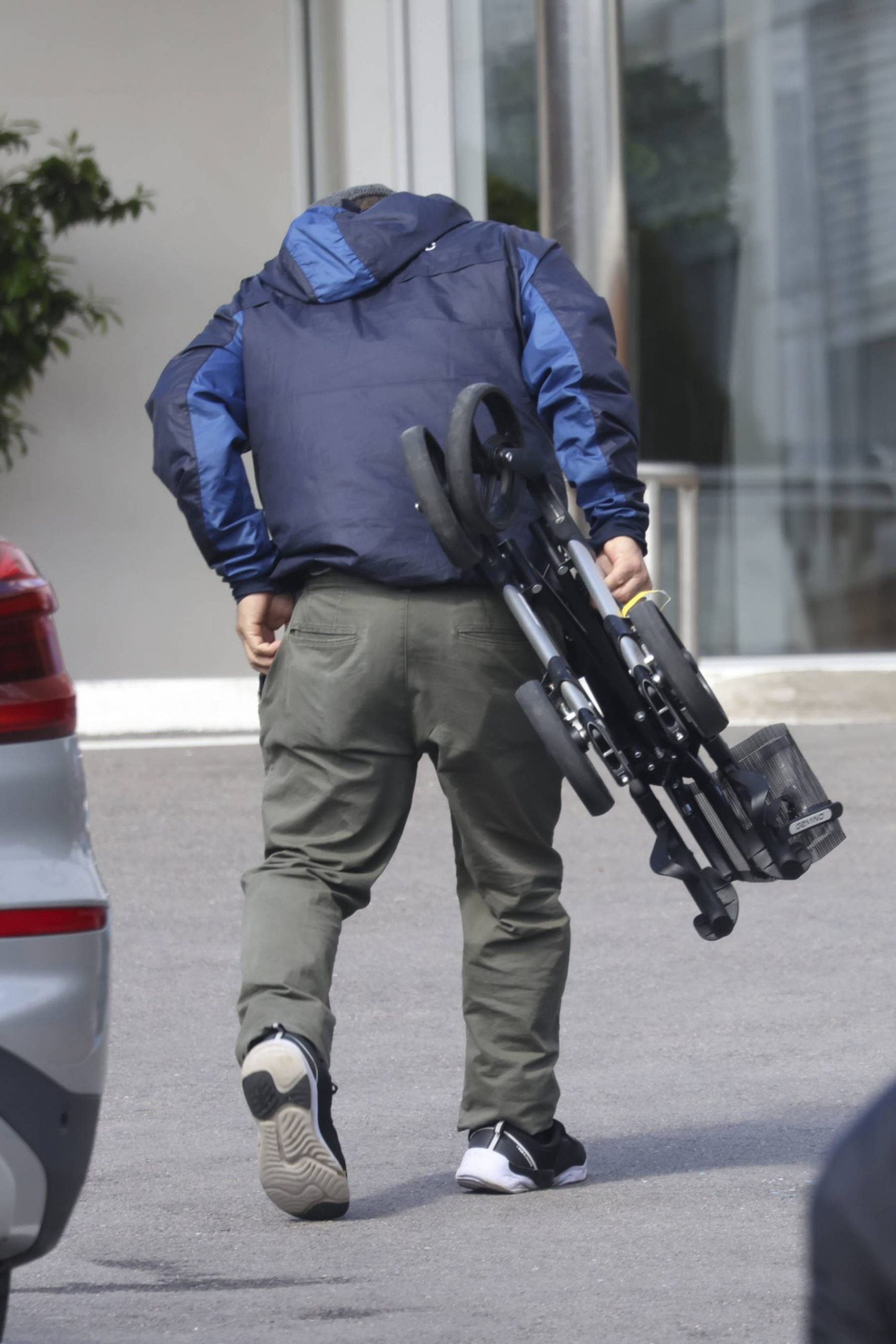 Familiares acuden al hospital a llevar un andador a Ernesto de Hannover. (Foto: Gtres)