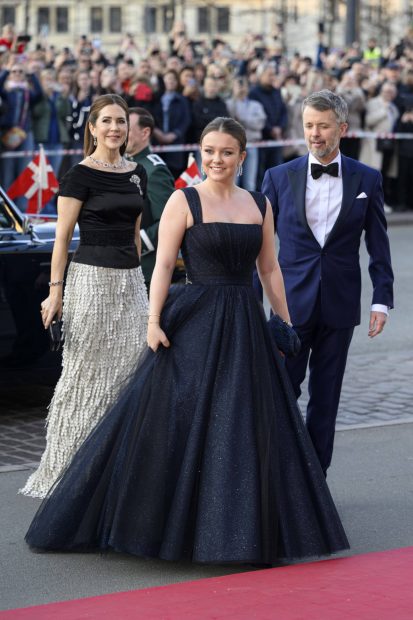 Los reyes Federico y Mary de Dinamarca cuando a su hija Isabella en su 18 cumpleaños. (Foto: Gtres)
