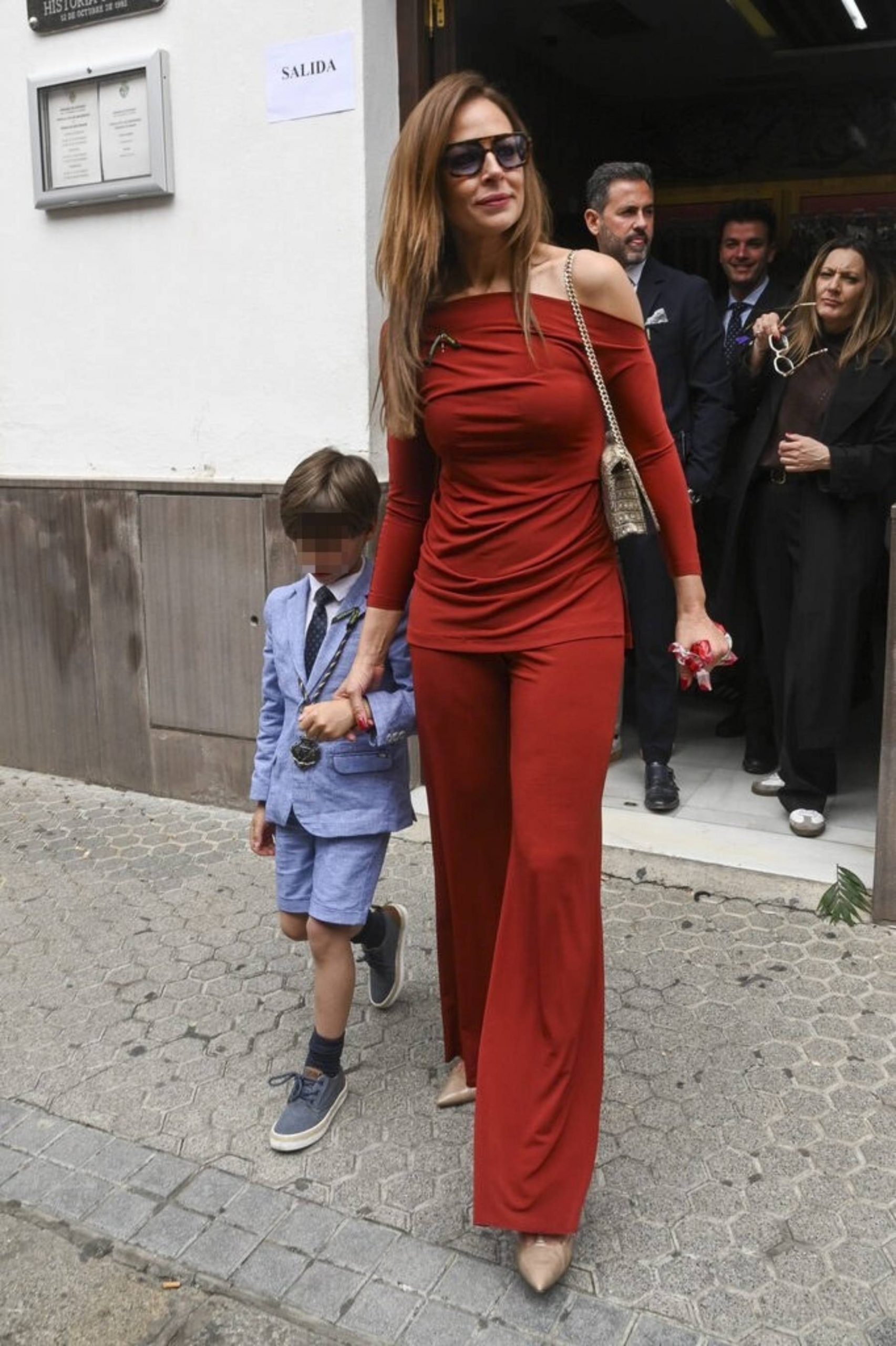 Eva Gonz&aacute;lez y su hijo en la Semana Santa sevillana. (Foto: Gtres)