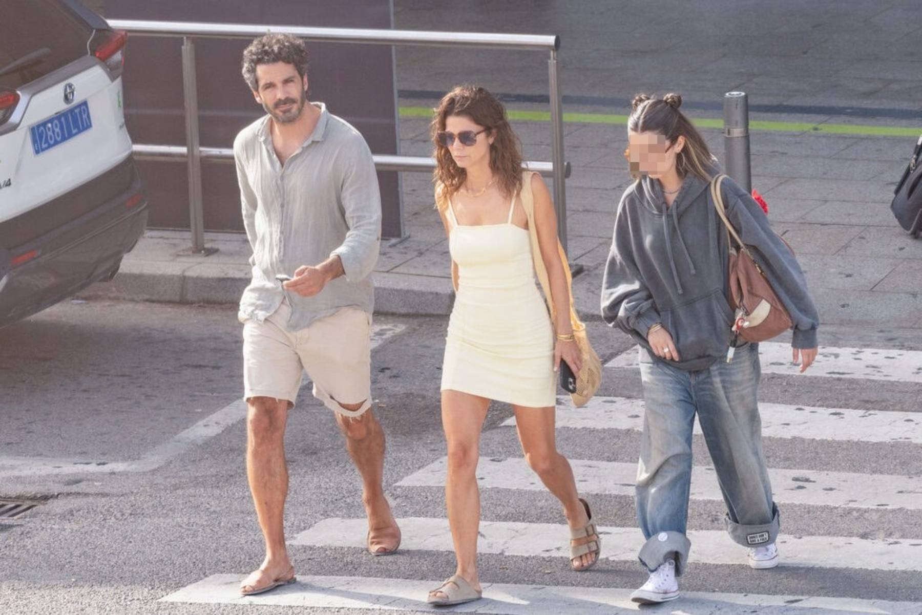 Juana Acosta y su hija Lola, junto a Pablo Pablo García-Andrade durante unas vacaciones. (Foto: Gtres)