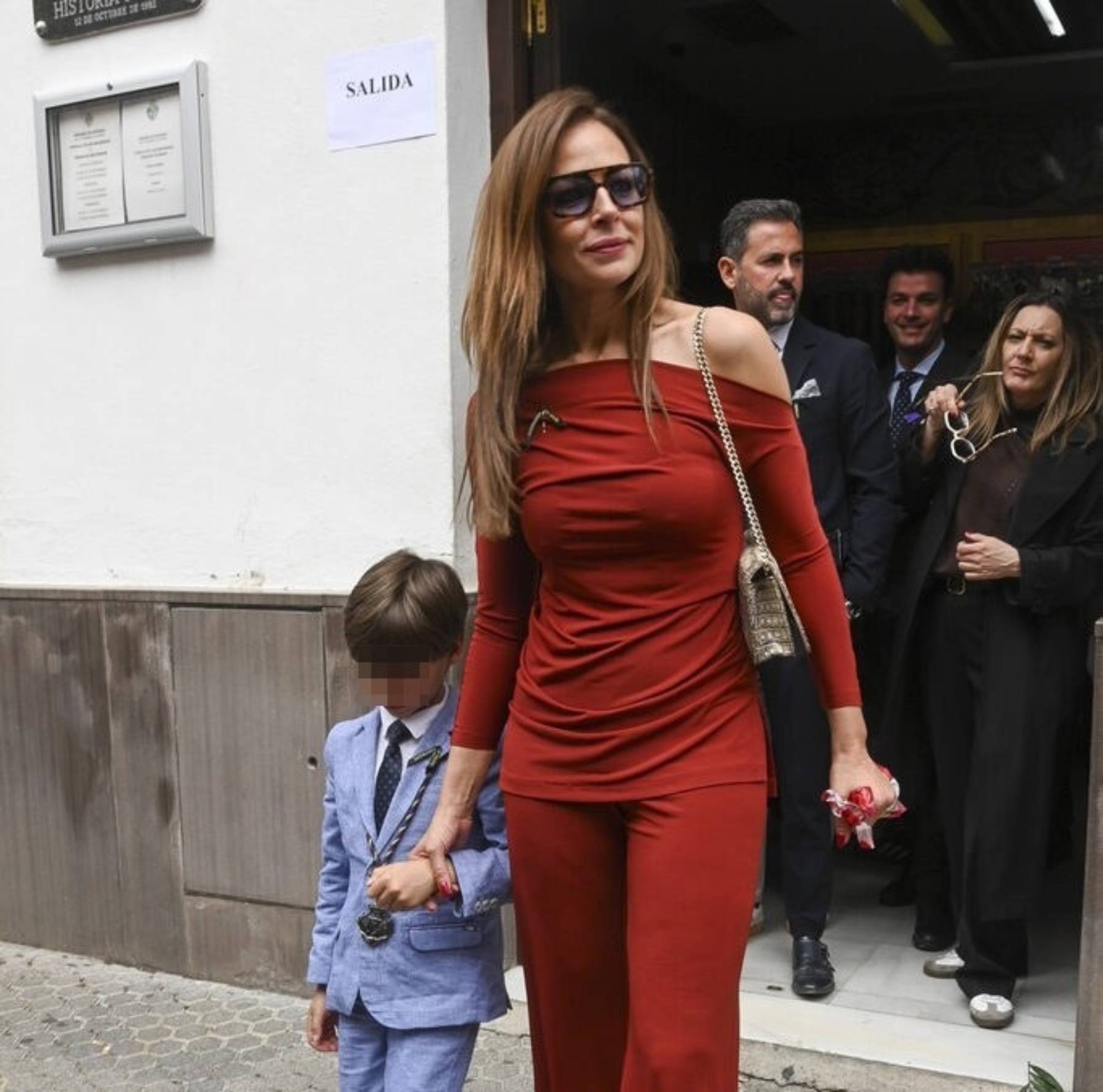 Eva Gonz&aacute;lez y su hijo en la Semana Santa sevillana. (Foto: Gtres)