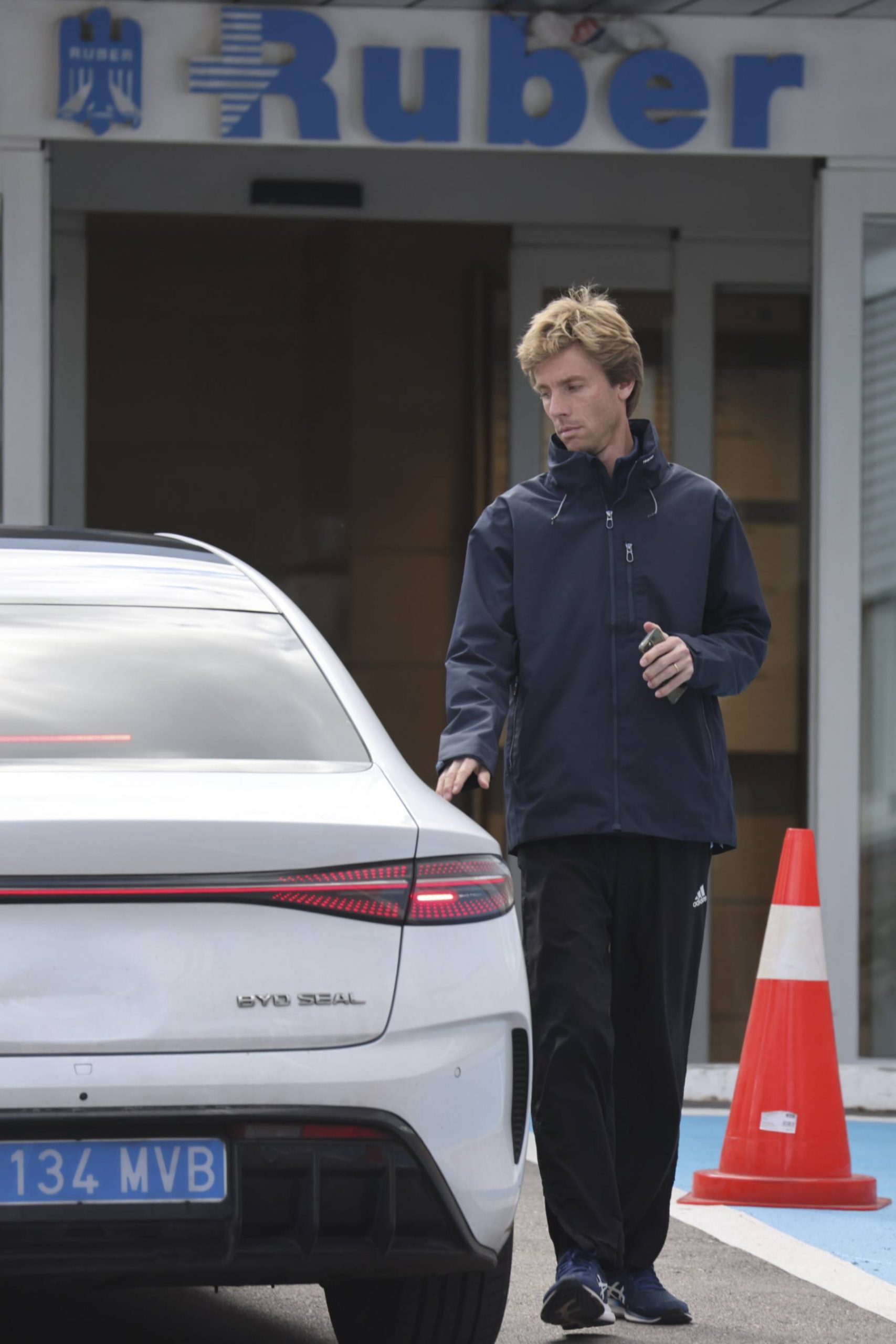 Christian de Hannover en las inmediaciones de un hospital. (Foto: Gtres)