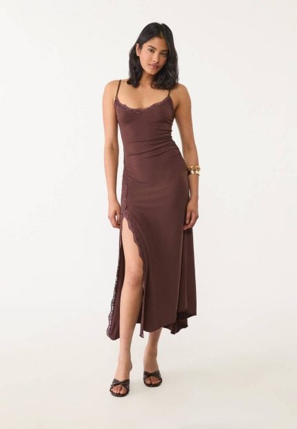 Vestido marr&oacute;n largo de encaje de Stradivarius. 