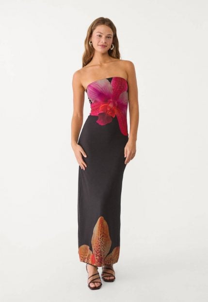 Vestido hombros descubiertos de Stradivarius. 