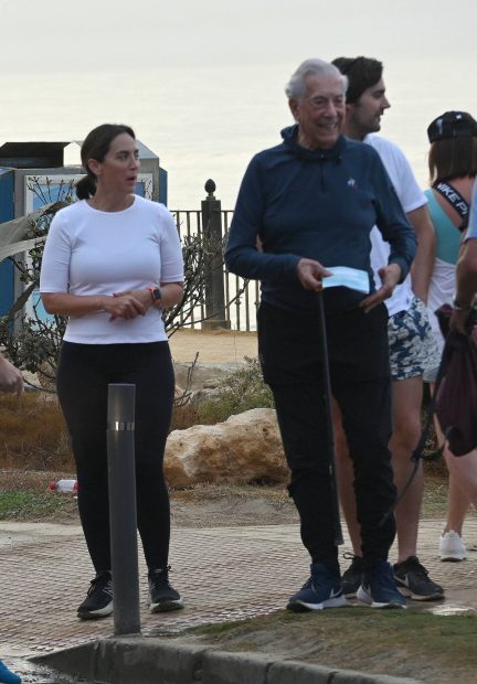 Tamara Falcó está caminando al aire libre, disfrutando de un momento de paz con el escritor peruano. (Foto: Gtres)