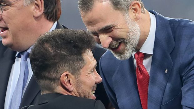 Felipe VI saluda al Cholo Simeone. (Foto: Gtres)