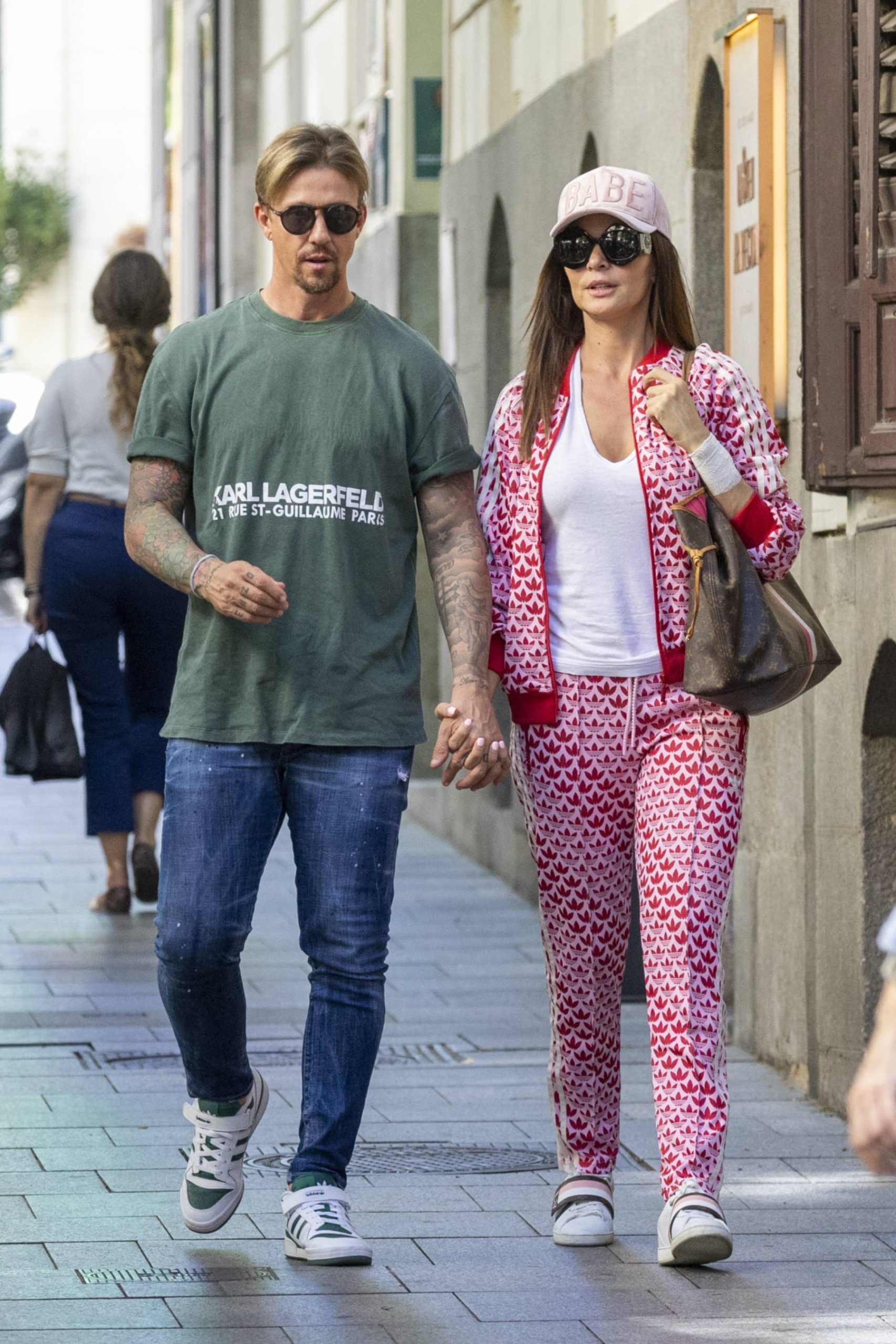 Guti y Romina Belluscio por las calles de Madrid. (Foto: Gtres)