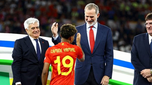 Felipe VI saluda a Lamine Yamal. (Foto: Gtres)
