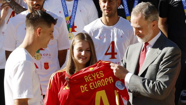 Felipe VI y Leonor con la selecci&oacute;n espa&ntilde;ola. (Foto: Gtres)
