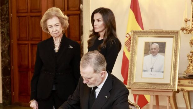 Visita de los Reyes y Do&ntilde;a Sof&iacute;a a la Nunciatura Apost&oacute;lica en Madrid. (Foto: Gtres)