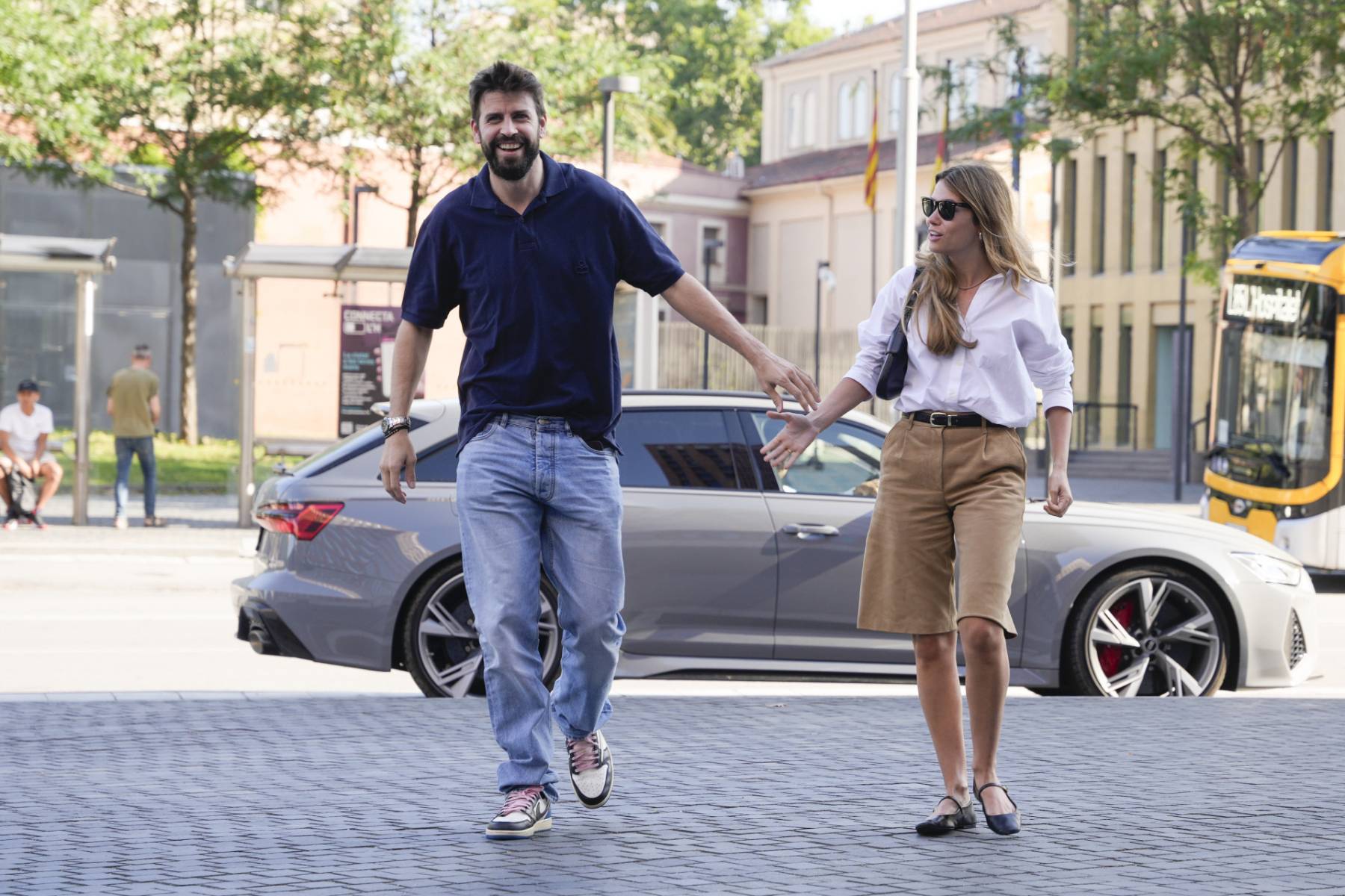Gerard Piqué y Clara Chía por las calles de Barcelona. (Foto: Gtres)