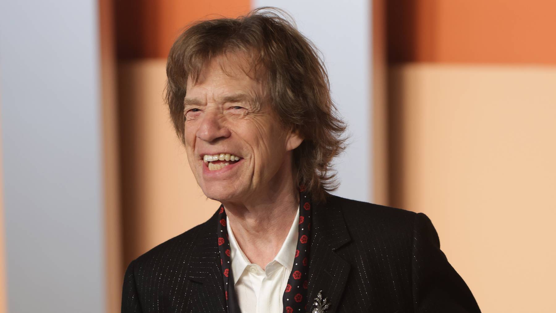 La imagen muestra a Mick Jagger, el icónico líder de los Rolling Stones, sonriendo ampliamente. (Foto: Gtres)