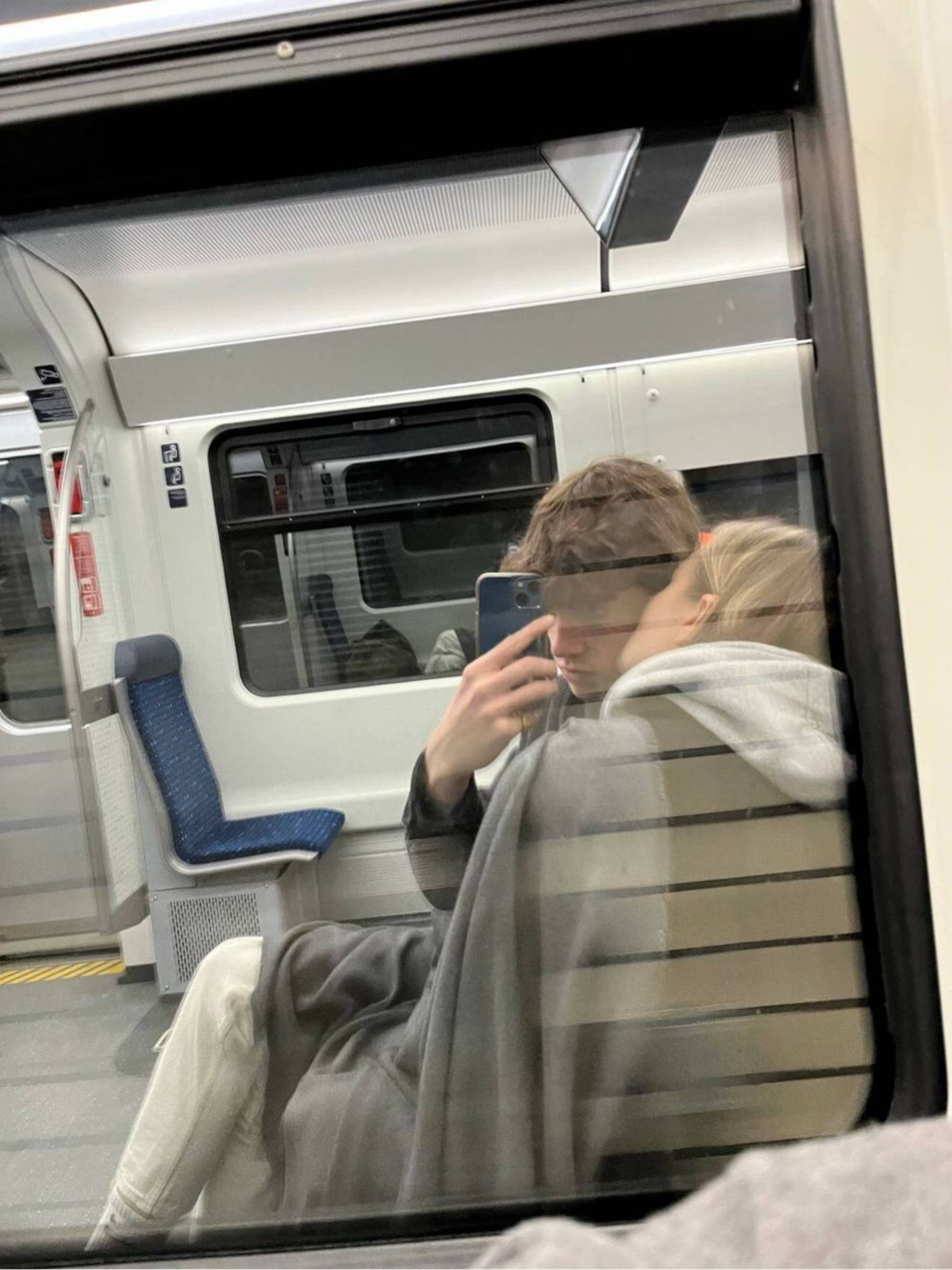 Johanna Zott y Pablo Urdangarin en el tren. (Foto: VSCO)