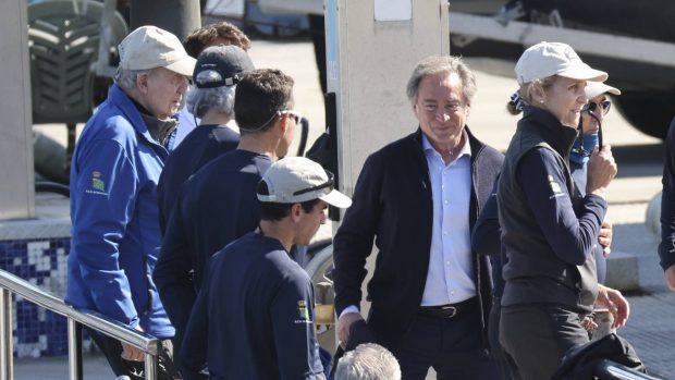 Juan Carlos I y la infanta Elena. (Foto: Gtres)