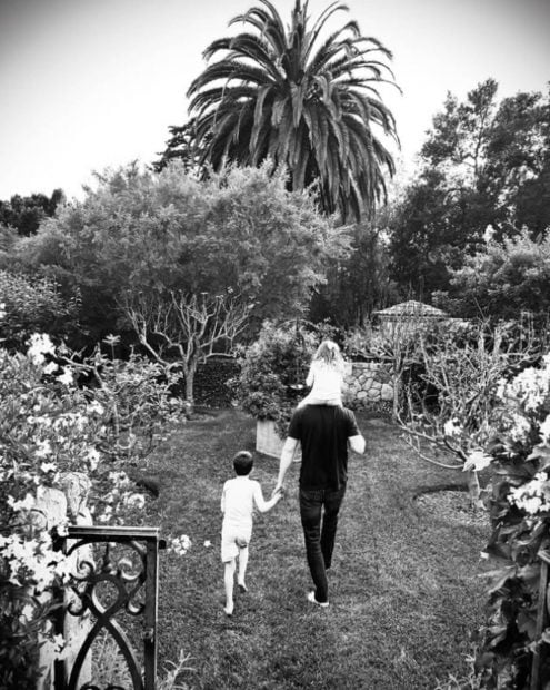 El pr&iacute;nicipe Harry junto a sus hijos. (Foto: Gtres)