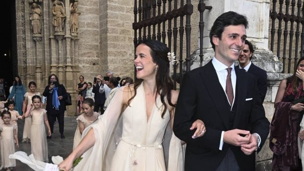 Los novios a la salida de la ceremonia. (Foto: Gtres)