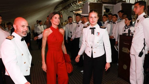 La princesa Leonor y la Reina Letizia a bordo de Elcano. (Foto: Gtres)