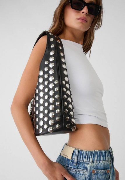 As&iacute; es el bolso de tachas de Stradivarius.