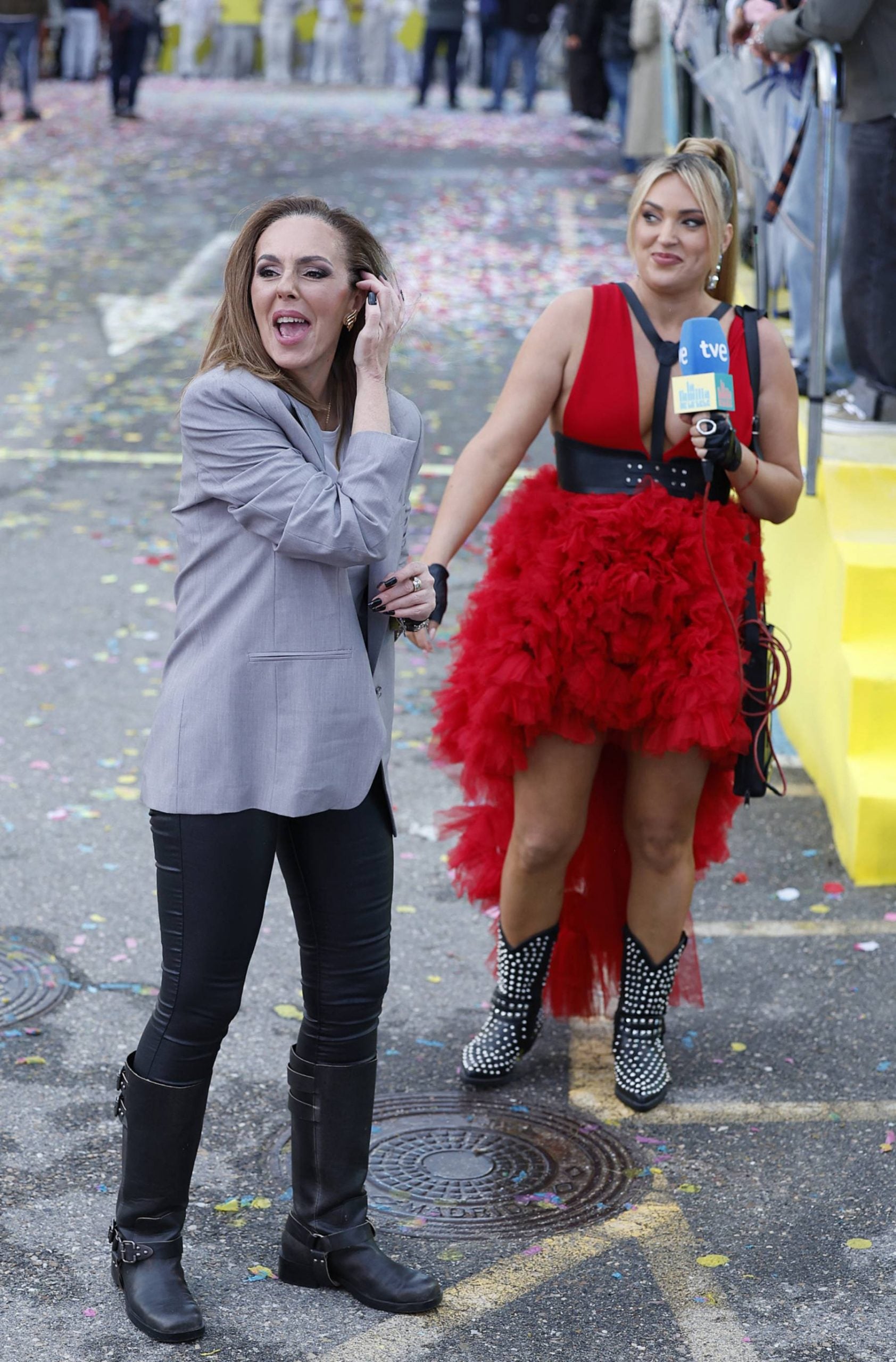 Roc&iacute;o Carrasco y Marta Riesco en el desfile de 'La familia de la tele'. (Foto: Gtres)