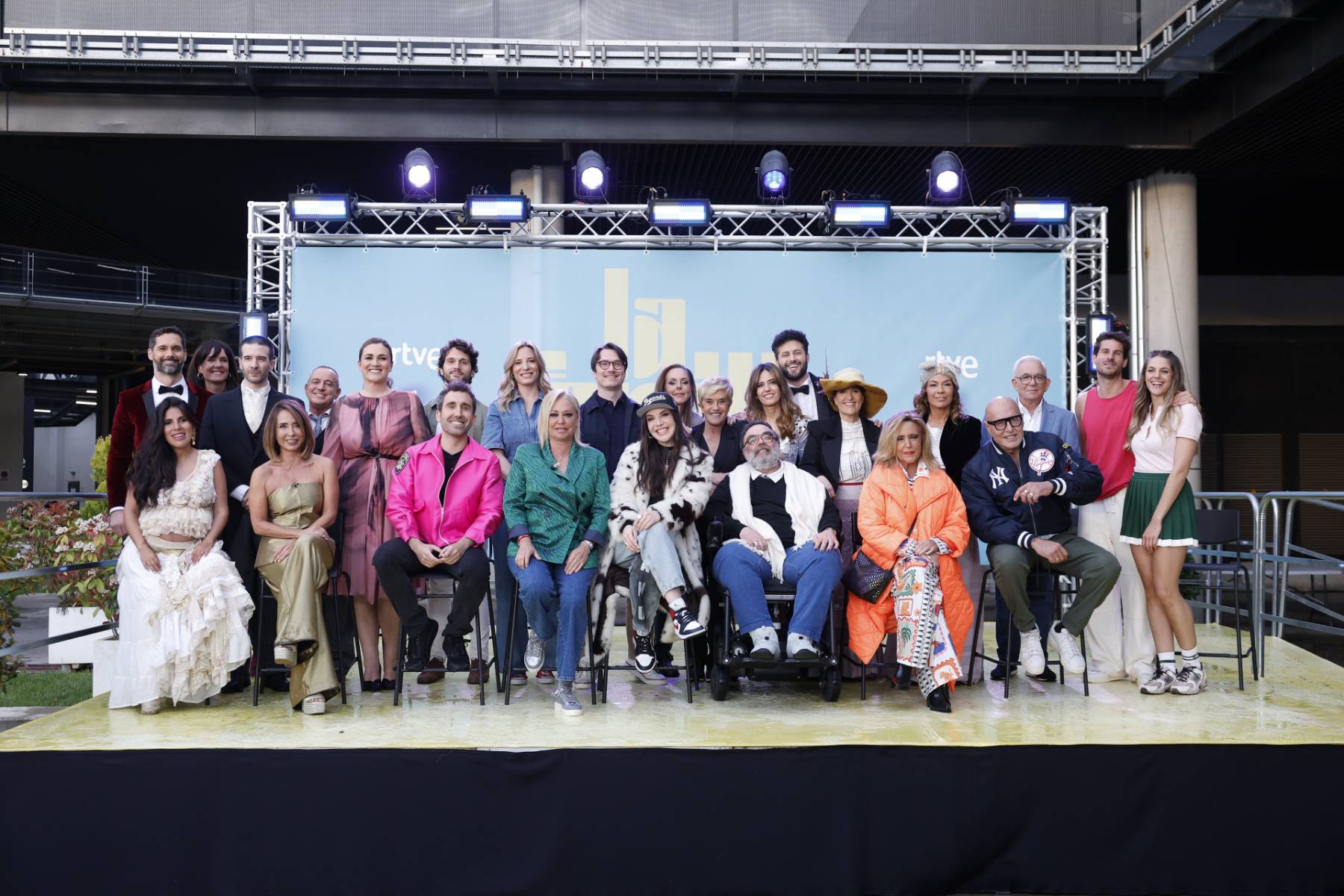 Los colaboradores y presentadores de 'La familia de la tele'. (Foto: Gtres)