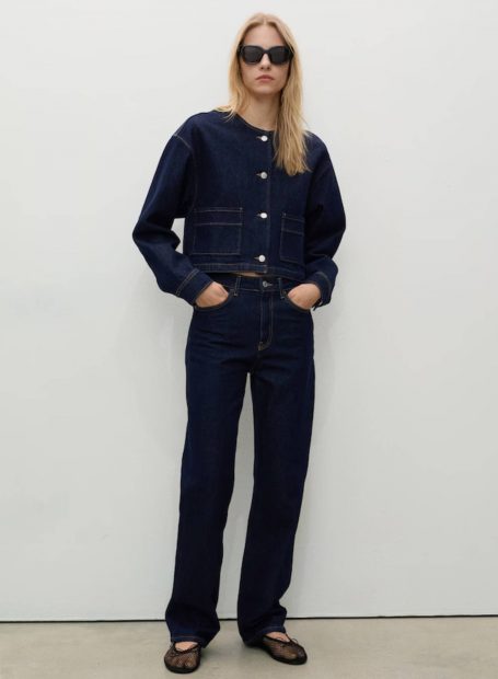 Total denim oscuro. (Foto: Zara)