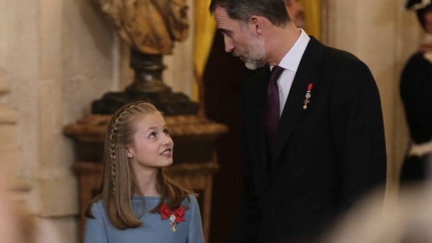 La princesa Leonor con el Tois&oacute;n de Oro. (Foto: Gtres)