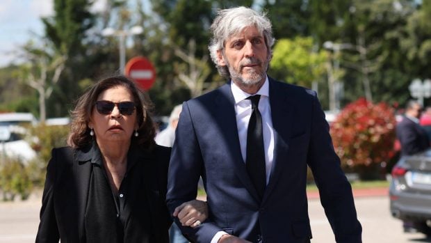 Alfonso de Borb&oacute;n junto a su madre, Marisa Yordi. (Foto: Gtres)