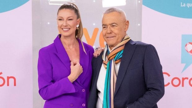 Jordi Gonz&aacute;lez y Anne Igartiburu en un photocall. (Foto: TVE)
