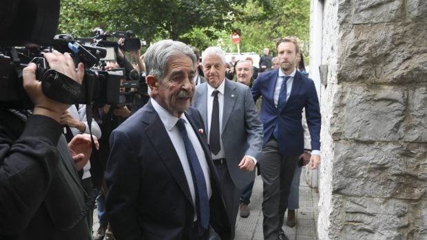 Miguel &Aacute;ngel Revilla accediendo a los juzgados en Santander. (Foto: Gtres)