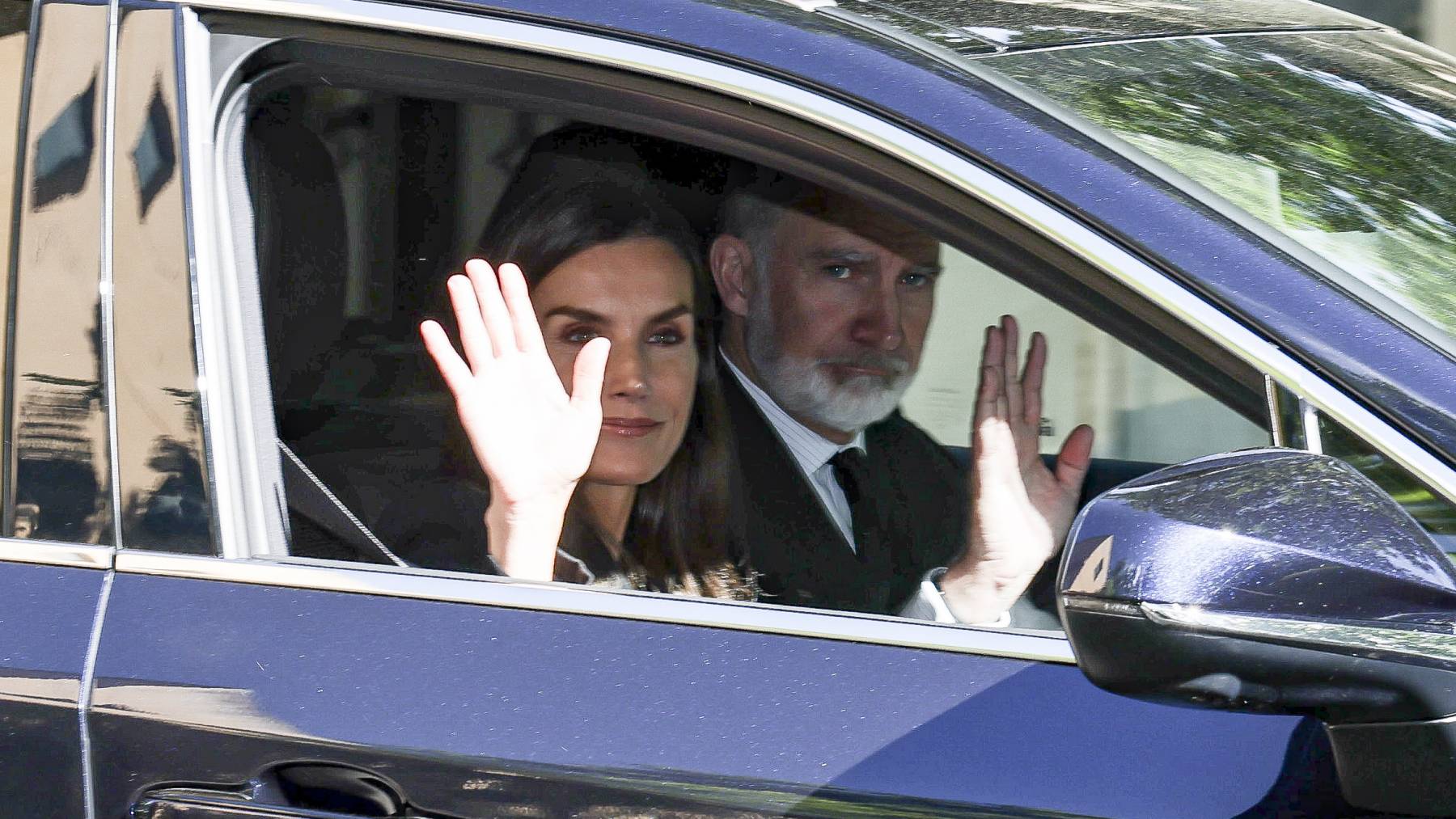 Los Reyes Felipe y Letizia en el interior de un vehículo. (Foto: Gtres)