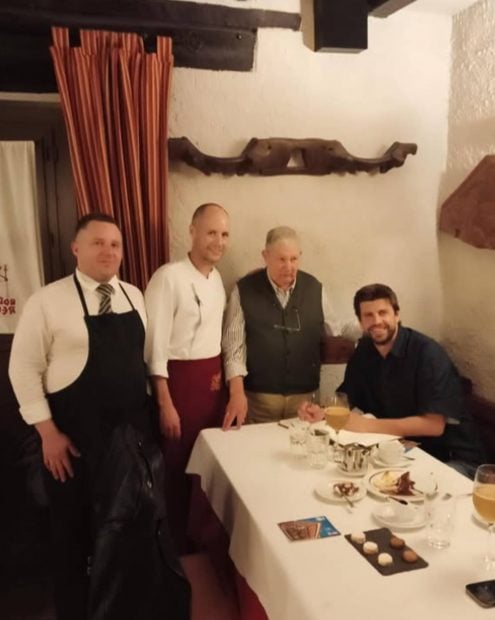 Gerard Piqu&eacute; en el restaurante 'Bodega Regia' de Le&oacute;n. (Foto: Instagram)